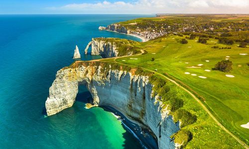 Surveillance policière et amendes : Etretat prend des mesures fortes face aux touristes imprudents qui se retrouvent piégés par la marée !