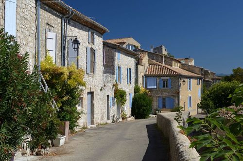 Cette cité médiévale surplombant la vallée du Rhône fait partie des Plus beaux villages de France
