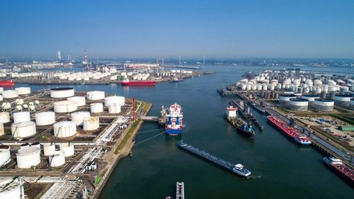 Gigantisme et activités industrielles dans le port de Rotterdam