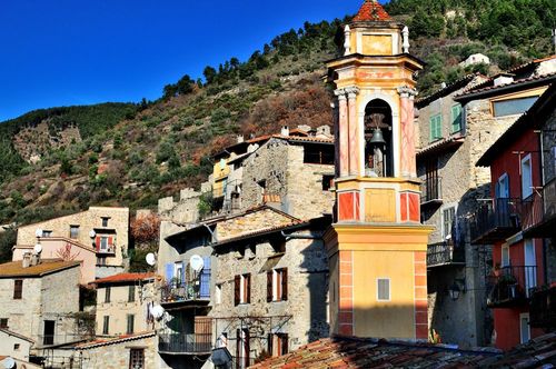 Ce village de Provence perché sur un éperon rocheux se transforme pour Noël ! (450 crèches à découvrir dans ses ruelles)