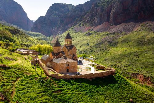Ce pays cher à Aznavour regorge d'édifices grandioses à découvrir !