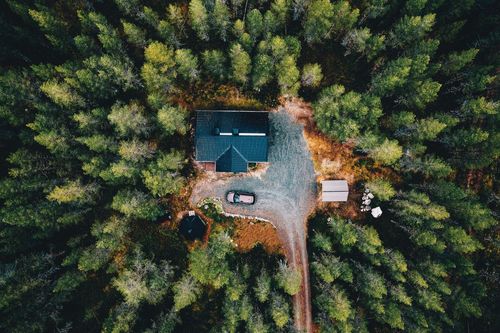 Ces 5 hôtels cachés au milieu de la forêt proposent des nuits insolites à moins de 150 euros !