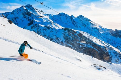 Cette station de ski aux portes des 3 Vallées est bien moins chère que ses voisines (et elle regorge d'activités à découvrir !)