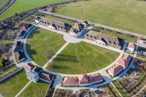 Saviez-vous qu'il était possible de dormir dans un monument historique (château fort, abbaye, saline royale...) ? 5 adresses à tester en France !