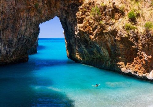 En Italie, cette plage connue que des locaux est cachée dans une immense grotte à ciel ouvert. 