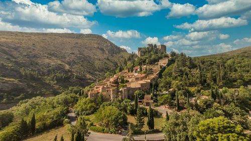 Authentiques et spectaculaires, 5 villages perchés à visiter absolument cet été en France !