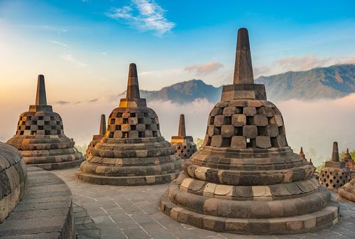 Voyage au cœur de la spiritualité : 5 lieux de culte spectaculaires à découvrir !