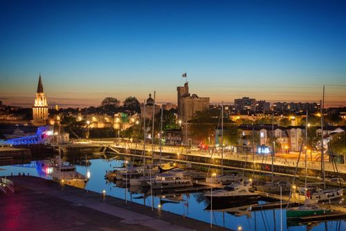 Dîner au restaurant, verre en terrasse ou fiesta jusqu’au bout de la nuit… 3 adresses incontournables pour profiter de la vie nocturne à La Rochelle