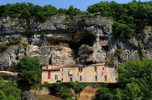 Vous êtes dans le Périgord ? Alors ne ratez pas ses intrigants forts troglodytes
