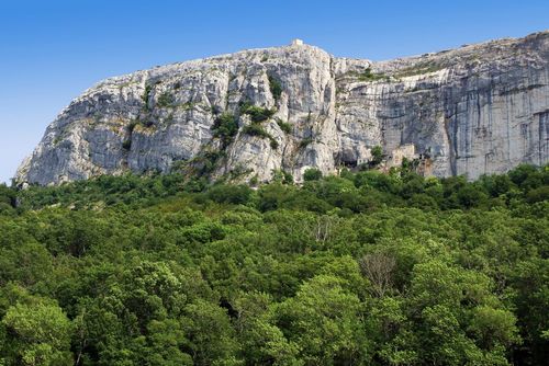 Ce village de Provence cache un lieu enfoui dans une grotte à flanc de falaise (il vient d'être classé au Patrimoine national) 
