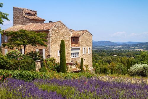 Le printemps est la meilleure saison pour (re)découvrir la Provence à travers ces charmants villages méconnus