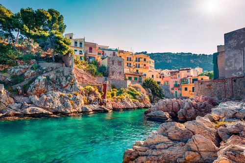 Cette magnifique île italienne est LE spot à visiter au printemps (plages, villages typiques et volcans au programme !)
