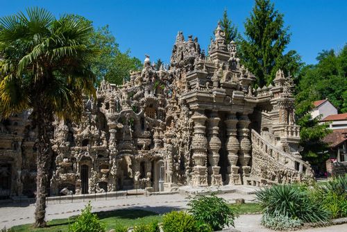 Connaissez-vous le Palais Idéal du Facteur Cheval ? Un trésor unique à voir au moins une fois en France !