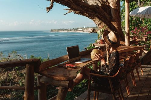 Voyager connecté : pourquoi le VPN est l’allié de tous les nomades digitaux