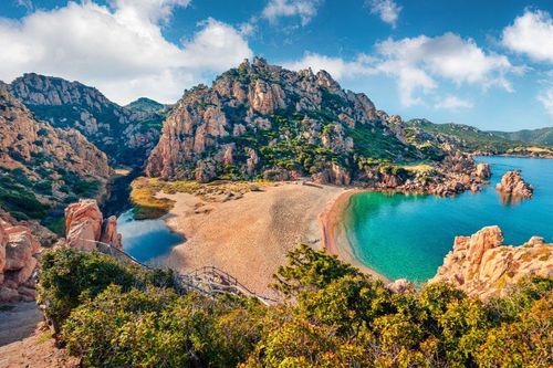 Cette île italienne regorge de merveilles à découvrir (elle est accessible en vols directs depuis la France !)