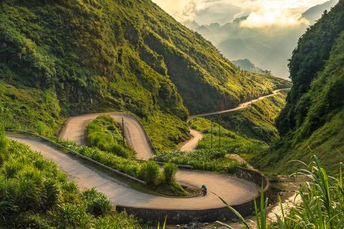 Oserez-vous emprunter ces routes qui font partie des plus impressionnantes du monde ? On vous dit où les trouver