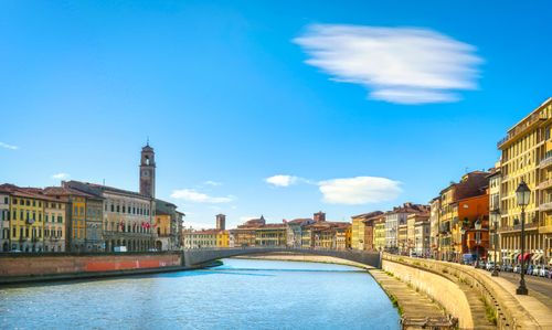 L’atmosfera magica e romantica dei lungarni pisani