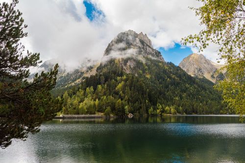 Connaissez-vous le lac Bleu ? Il est l’un des plus profonds de France, voici où le trouver !