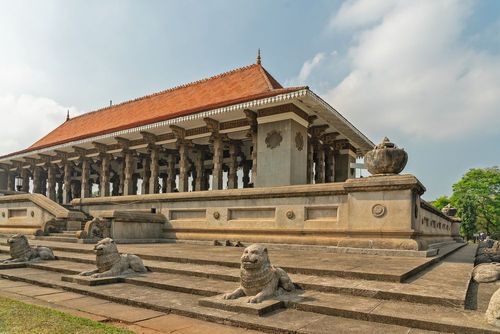 Besuchen Sie ein symbolträchtiges Denkmal der Geschichte Sri Lankas: die Independence Memorial Hall.
