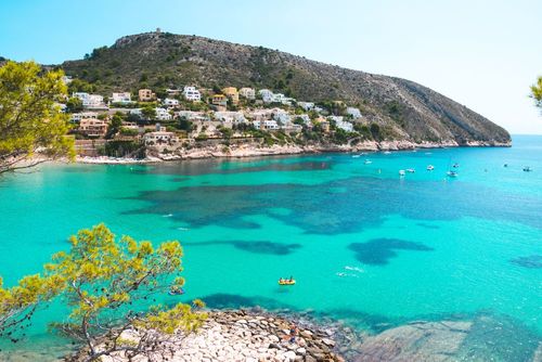 Moins chère que la Costa del Sol, cette côte méditerranéenne du sud de l'Espagne promet des vacances entre plages de sable fin et villages colorés ! 