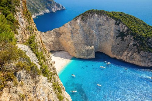  En Grèce, cette plage aux eaux paradisiaques cache un secret pourtant bien visible !