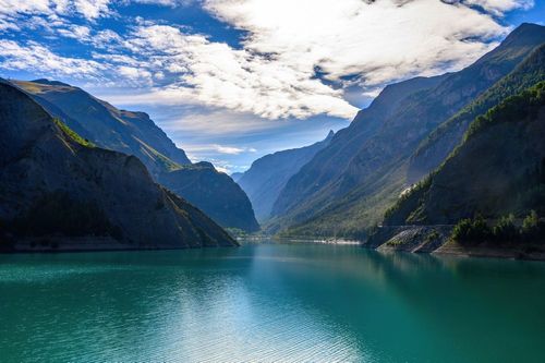 Ces deux lacs à moins de 2h30 de Lyon offrent activités, balades et détente dans un cadre naturel préservé !