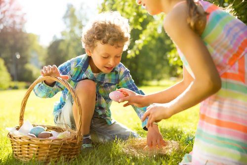 Saviez-vous que tous les pays d'Europe ne fêtent pas Pâques de la même façon ? Voici 8 façons étonnantes de vivre cette fête à travers le continent