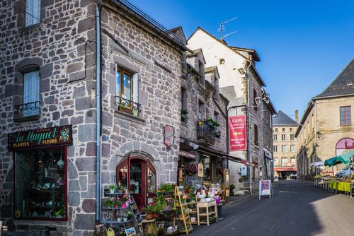 A moins d'1h de Clermont-Ferrand, cette petite cité médiévale regorge de charme ! A visiter en 2025
