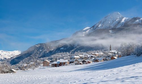 Cette station de ski des Hautes-Alpes cache un charmant village peu connu des touristes !
