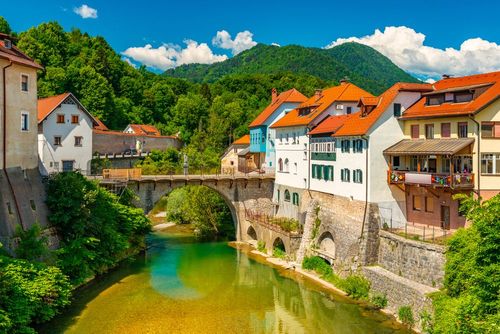Il n'y a pas que le lac de Bled en Slovénie ! Découvrez ce petit village pour ses merveilles naturelles, sa gastronomie et son histoire !