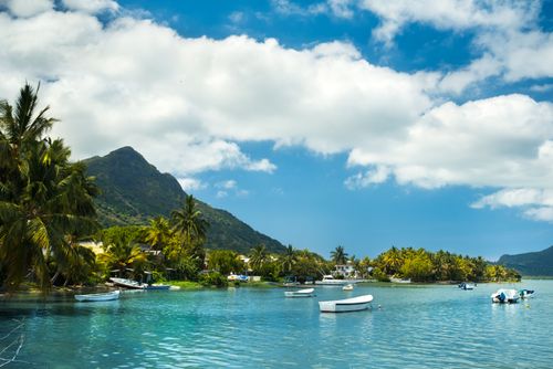Vous avez forcément déjà entendu parler de cette île au milieu de l’océan Indien… Voici 6 raisons de la visiter cet hiver !