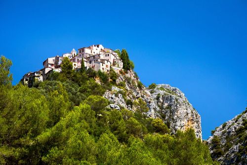 A 1 h de Nice, découvrez ce village suspendu dans le vide ! 