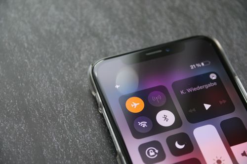 Est-ce réellement utile de mettre son téléphone en mode avion ? Un pilote de ligne répond