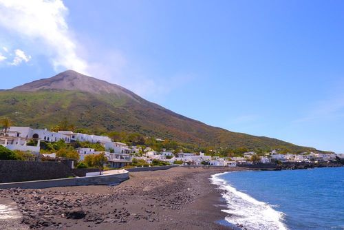 Oubliez Capri et Ischia : surnommée “le phare de la Méditerranée”, cette île est la plus spectaculaire d'Italie