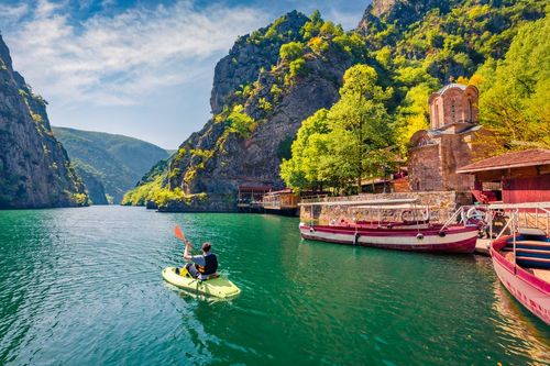Aussi beau que la Grèce et l’Albanie, ce pays voisin est ignoré des touristes (il est aussi bien moins cher) !
