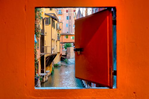 La finestrella di Via Piella: uno scorcio sul canale delle Moline