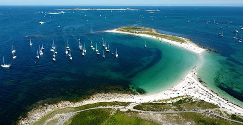 Plages immaculées et eau translucide. Vous pensez aux Caraïbes ? Perdu ! Ce sont les Glénan !