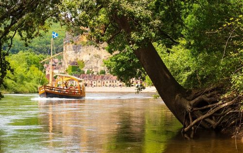 Découverte des villages, balade sur le fleuve... visitez la Dordogne en gabarre pour un voyage bucolique