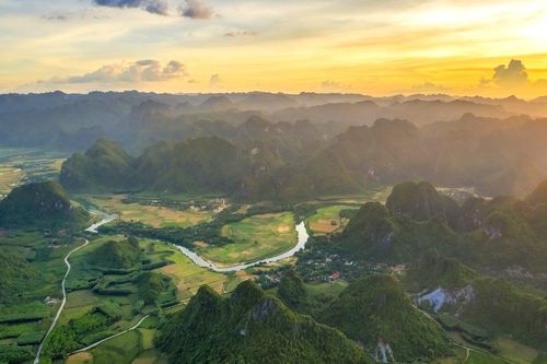 Encore peu connue des touristes, cette splendide région du Vietnam abrite la plus grande grotte du monde !