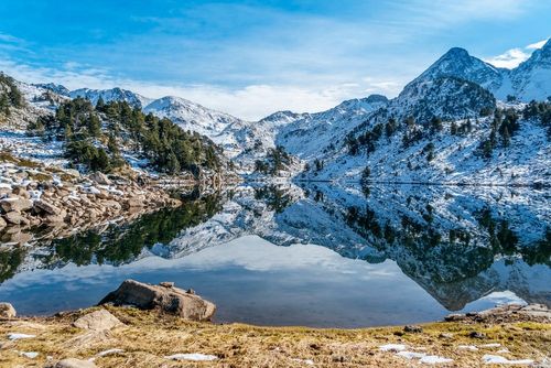 Loin des foules qui envahissent les plages, découvrez les plus beaux lacs d'Espagne !
