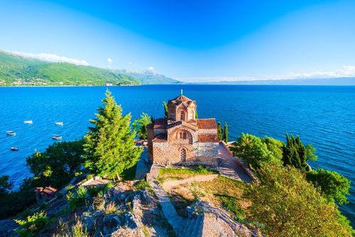 Oubliez les lacs italiens, et découvrez ce lac des Balkans inscrit au patrimoine mondial de l'UNESCO !