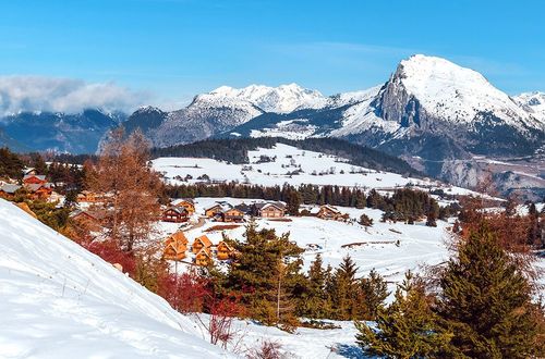 Vous cherchez une station de ski pas chère, peu connue, intimiste avec des chalets en bois comme autrefois ? Voici où aller cet hiver en France
