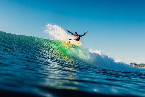 Ces plages françaises sont les meilleurs spots pour surfer dès le mois de mai (pour les amateurs et les débutants)