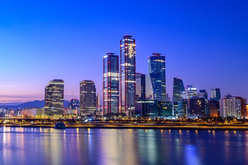 A la nuit tombée, ces villes se transforment et dévoilent des paysages féeriques ! 