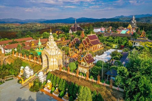 Oubliez Bangkok  et découvrez cette ville de Thaïlande plus discrète qui possède de magnifiques monuments traditionnels