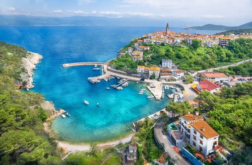 Plages paradisiaques, villages médiévaux et vignobles : l’île de Krk réunit toute la beauté de la Croatie