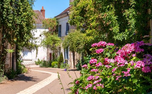 Fleuri toute l'année, ce village situé à 3h de Paris est l'un des plus beaux de France