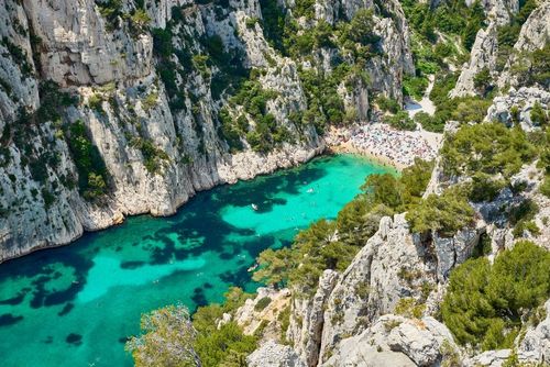 Près de Cassis, cette petite calanque aux eaux turquoise se distingue parmi les plus belles plages du monde (il faut s'y baigner une fois dans sa vie !)