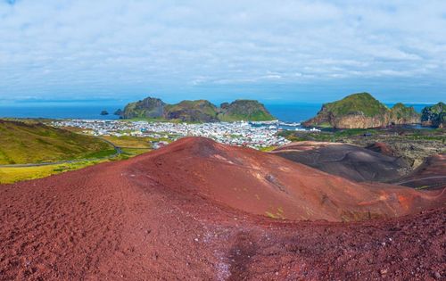 Loin des circuits classiques de roadtrip, cette île au large de l’Islande cache d’incroyables sites naturels !