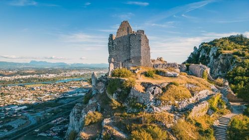 Les plus beaux châteaux ne se trouvent pas tous le long de la Loire ! En voici 3 à découvrir en Ardèche
